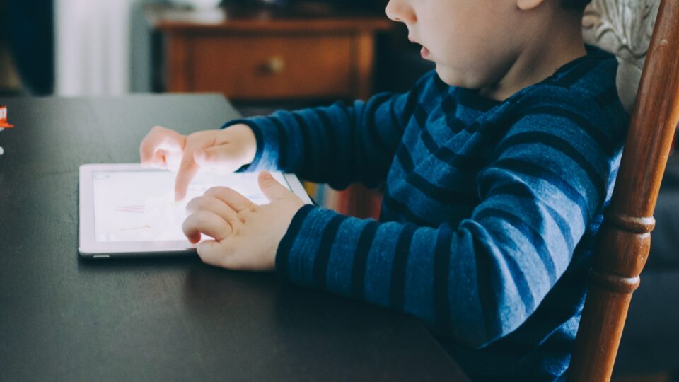 Child learning to read with help from ipad